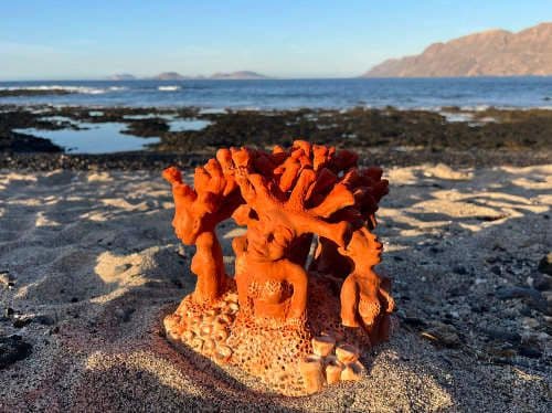 Vulkan-Skulptur aus Keramik am Strand von Lanzarote